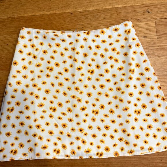 We Wore What - Ditsy Daisy Mini Skirt - Small - Picture 2 of 3